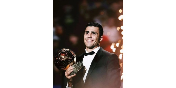 Den første vinneren av Ballon d'Or etter 90-tallet går til den spanske internasjonale Rodri Den første vinneren av Ballon d'Or etter 90-tallet går til den spanske internasjonale Rodri